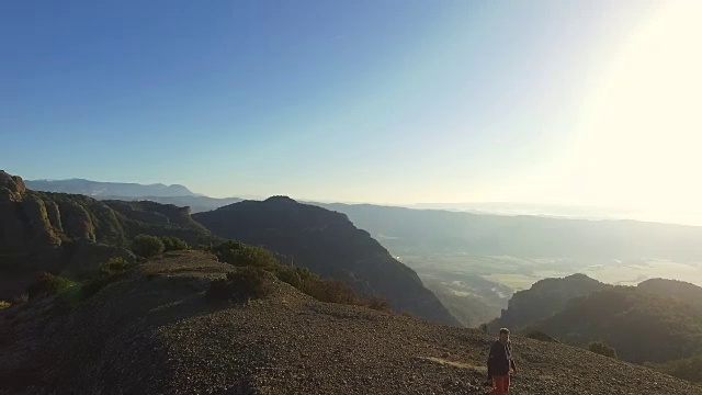 在一次周末旅行中，一名男子在山顶用无人机拍摄了一段航拍镜头，他一边欣赏风景，一边在加泰罗尼亚比利牛斯山脉拍摄照片。视频素材