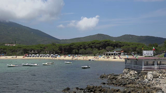 Marina di Campo海滩上的餐厅视频素材