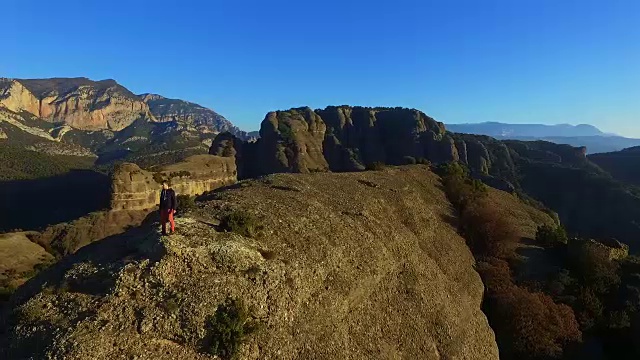 在一次周末旅行中，一名男子在山顶用无人机拍摄了一段航拍镜头，他一边欣赏风景，一边在加泰罗尼亚比利牛斯山脉拍摄照片。视频素材