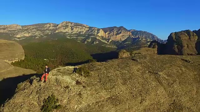 在一次周末旅行中，一名男子在山顶用无人机拍摄了一段航拍镜头，他一边欣赏风景，一边在加泰罗尼亚比利牛斯山脉拍摄照片。视频素材