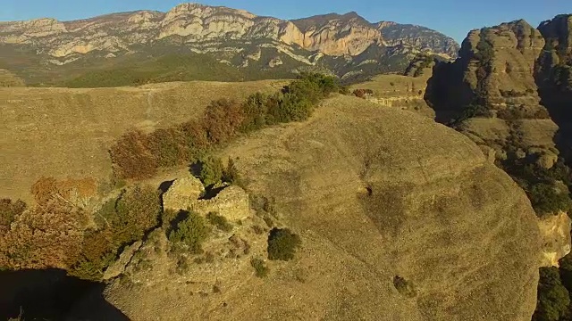 无人机在加泰罗尼亚比利牛斯山脉美丽的圆形砾岩山脉中拍摄的空中镜头。4K UHD。视频素材