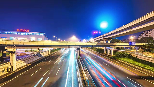 北京夜间高架桥下的道路交通繁忙视频素材