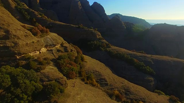 无人机在加泰罗尼亚比利牛斯山脉美丽的圆形砾岩山脉中拍摄的空中镜头。4K UHD。视频素材