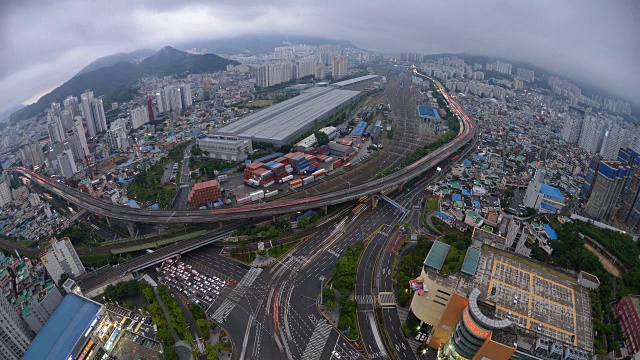 雨中晋阳三路交叉口的交通和建筑结构视频素材