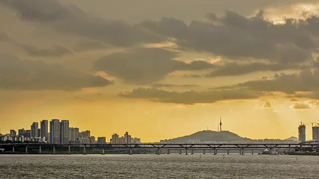 夕阳下的汉江和北汉城塔(热门旅游景点)视频素材