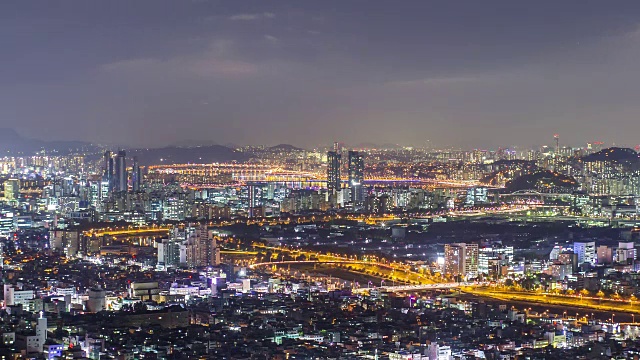 夜景:汉城和汉城塔(热门旅游景点)视频素材