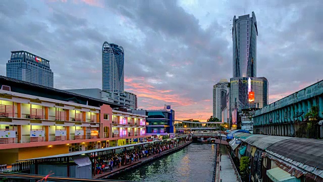 曼谷市区与Khlong Saen Saep快速船运行在一个码头，延时。视频素材