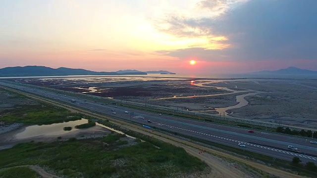 日落时云云岛和仁川国际机场高速公路的鸟瞰图视频素材