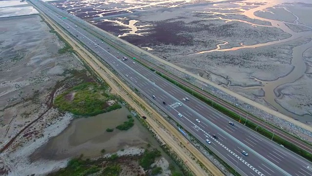 日落时云云岛和仁川国际机场高速公路的鸟瞰图视频素材