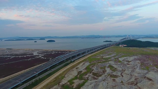 日落时云云岛和仁川国际机场高速公路的鸟瞰图视频素材