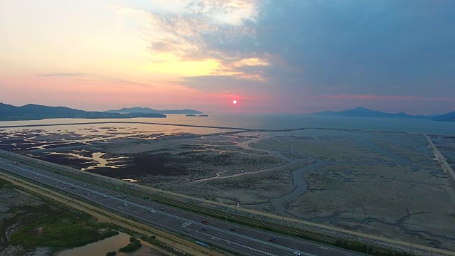 日落时云云岛和仁川国际机场高速公路的鸟瞰图视频素材