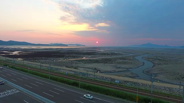 日落时云云岛和仁川国际机场高速公路的鸟瞰图视频素材