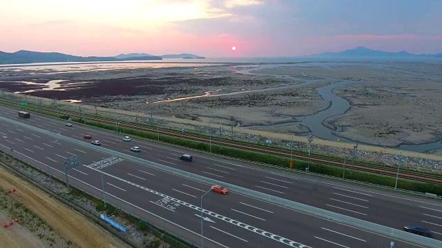 日落时云云岛和仁川国际机场高速公路的鸟瞰图视频素材