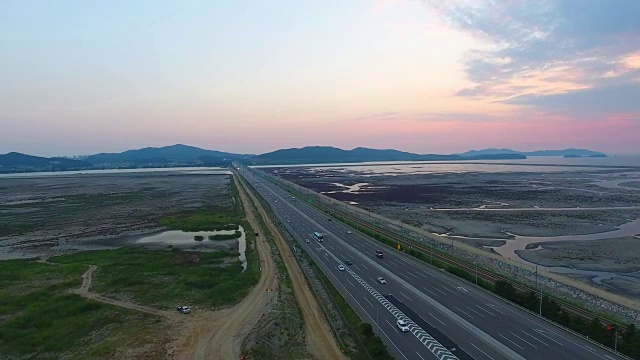 日落时云云岛和仁川国际机场高速公路的鸟瞰图视频素材