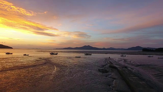 鸟瞰Yedanpo码头日落时的海面和泥滩视频素材