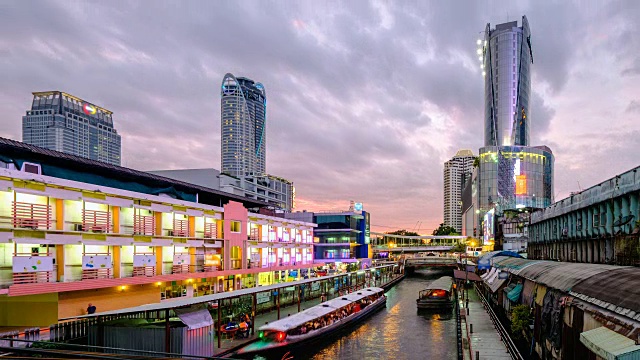 曼谷市区与Khlong Saen Saep快速船运行在一个码头，延时。视频素材