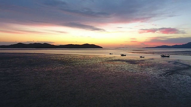 鸟瞰Yedanpo码头日落时的海面和泥滩视频素材