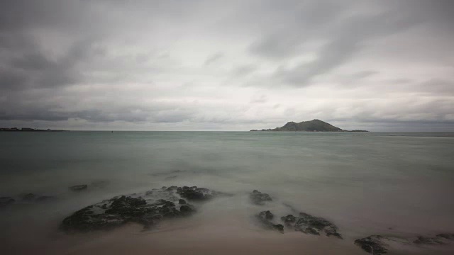 金陵海滩(济州岛受欢迎的海滩)在阴天的观点视频素材