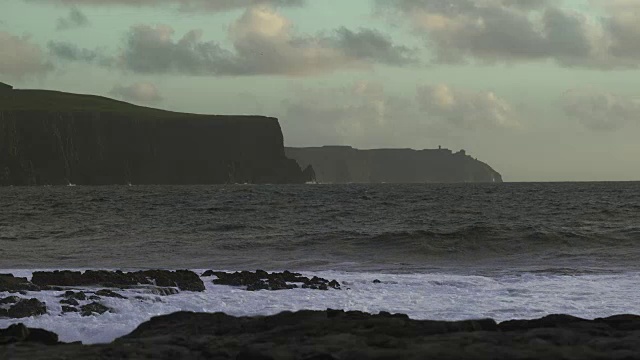 杜林海岸线和莫赫悬崖在强风视频素材