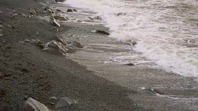 风暴期间多岩石的海岸视频素材