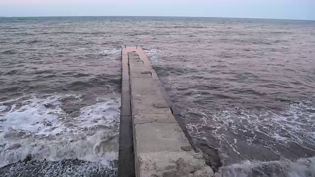 从旧防波堤看暴风雨的海视频素材