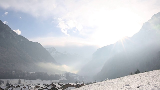 时间流逝的观点，云通过头顶的山，村庄视频素材