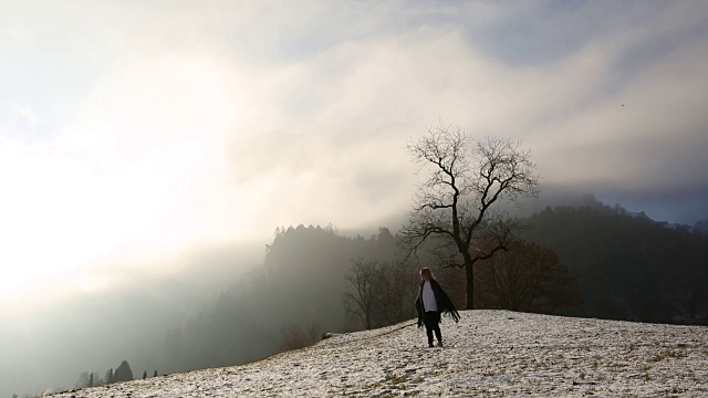 年轻女子在白雪覆盖的草地上跳舞视频素材