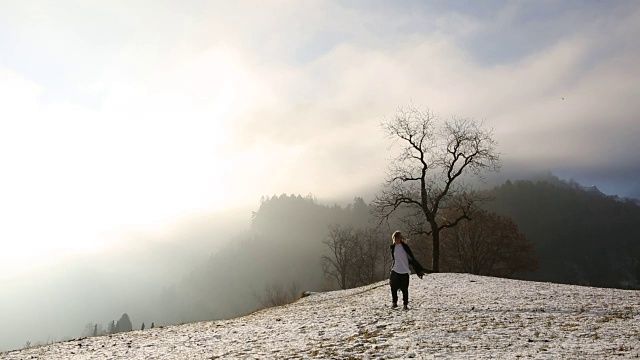 年轻女子在白雪覆盖的草地上跳舞视频素材