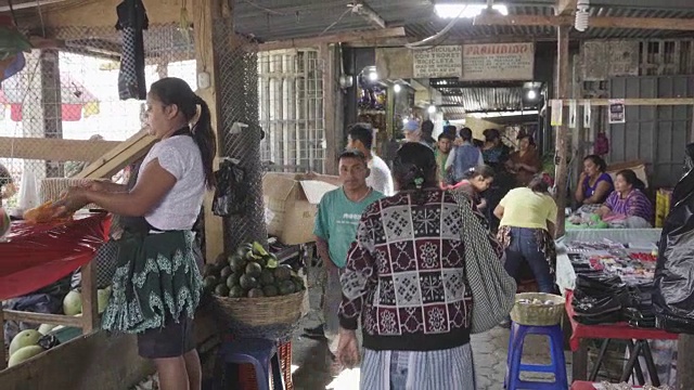 在危地马拉安提瓜的室内跳蚤和食品市场，拉丁美洲视频素材