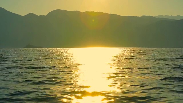 日落时太阳倒映在湖面上视频素材