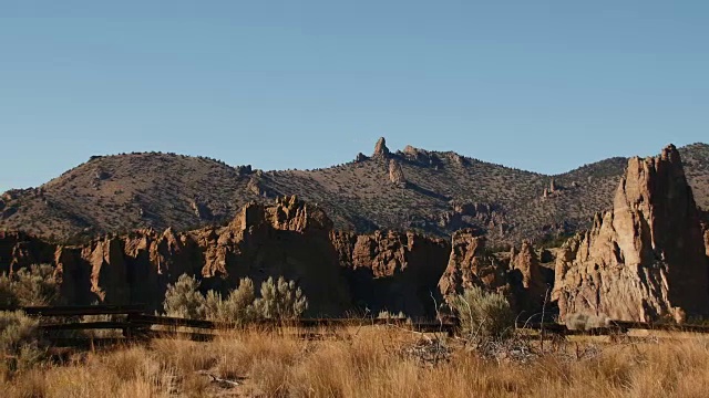 岩石沙漠景观-史密斯岩石，俄勒冈，平移拍摄视频素材