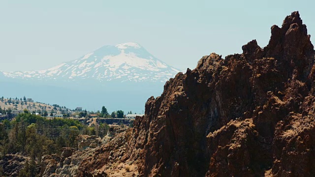 史密斯岩石州立公园，沙漠山景观和雪山，俄勒冈州视频素材