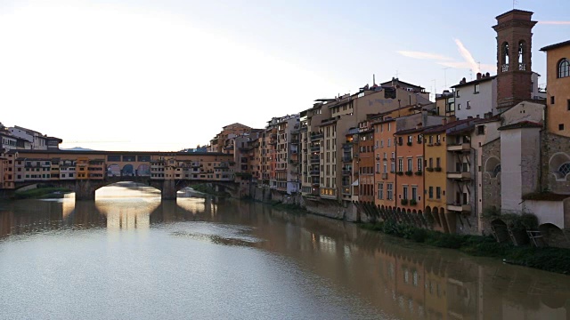 从意大利托斯卡纳佛罗伦萨的圣三一桥(Ponte Santa Trinita)上可以看到韦基奥桥(Ponte Vecchio)和阿尔诺河。视频素材