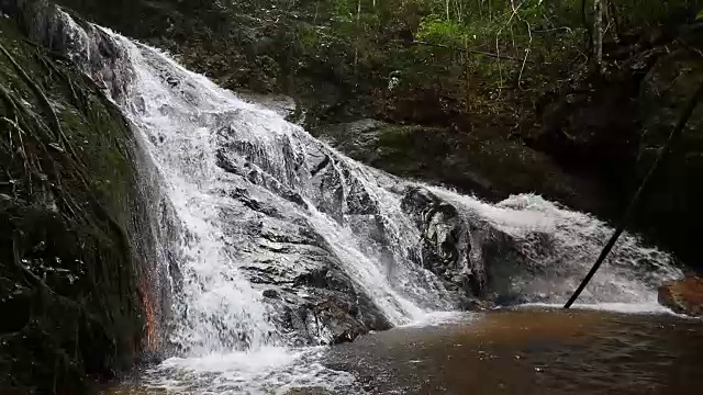 瀑布，水流缓慢视频素材