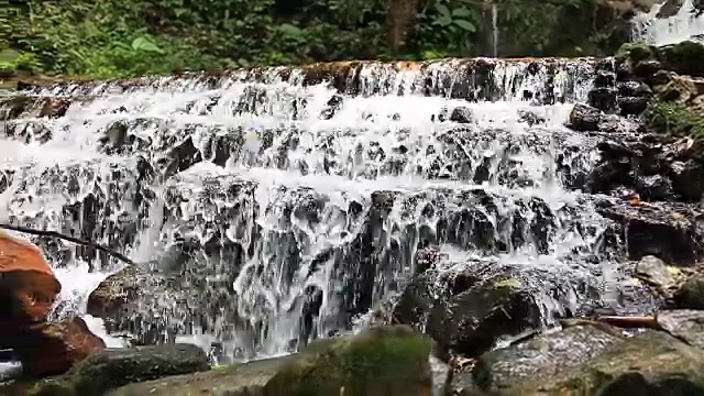 瀑布，水流缓慢视频素材