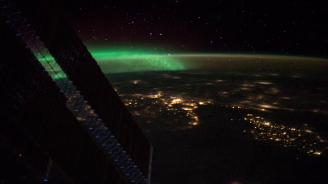 从国际空间站上看到地球上空的极光视频下载