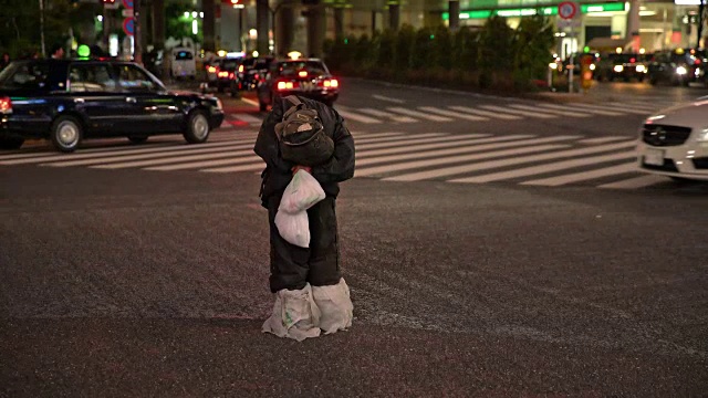 无家可归的人站在十字路口中间视频素材