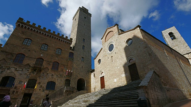 大教堂广场，圣吉米尼亚诺大教堂，Palazzo del Popolo和宫殿塔，锡耶纳省，托斯卡纳，意大利视频素材