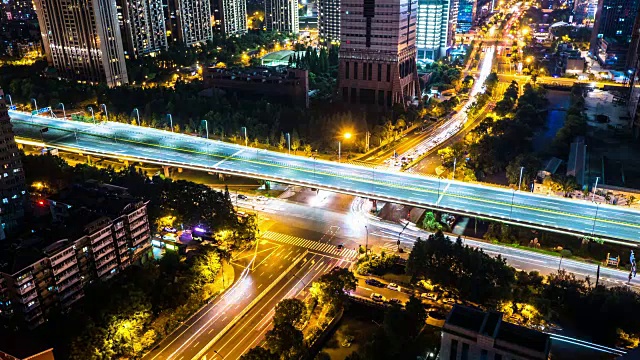 晚上杭州市中心繁忙的道路和现代化的建筑。间隔拍摄视频素材