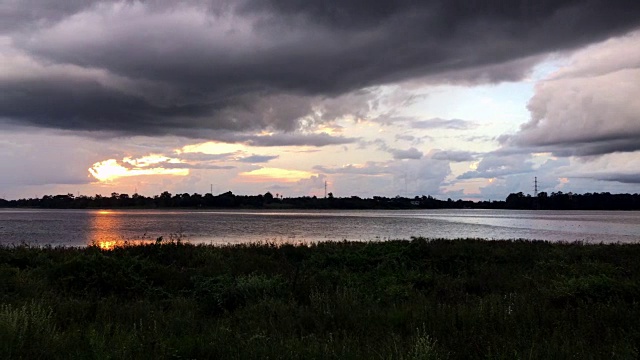 美丽的云景和雨在日落的河视频素材