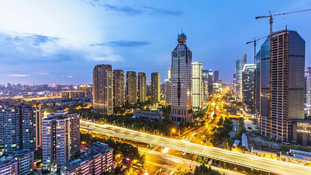 晚上杭州市中心繁忙的道路和现代化的建筑。间隔拍摄视频素材