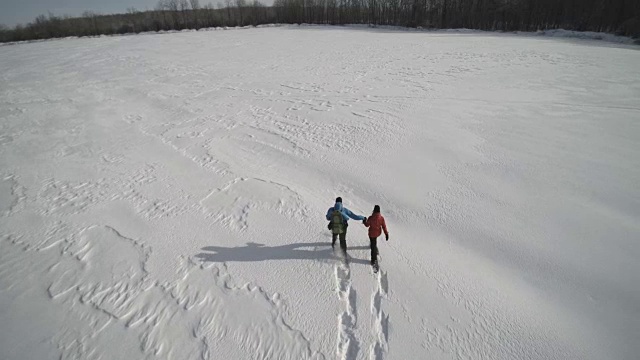 鸟瞰图家庭雪鞋户外在冬天视频素材