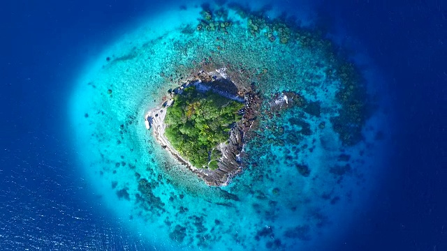 热带岛屿，海滩和泻湖的鸟瞰图视频素材