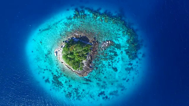 热带岛屿，海滩和泻湖的鸟瞰图视频素材