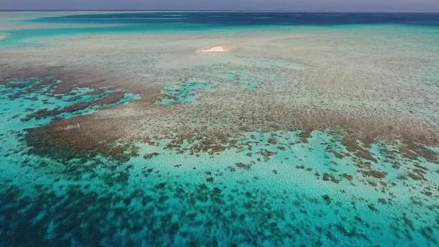 热带岛屿、海滩和泻湖的鸟瞰图视频素材