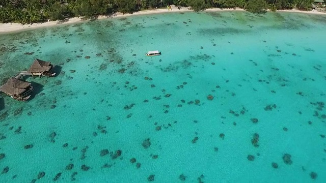 热带岛屿、海滩和泻湖的鸟瞰图视频素材