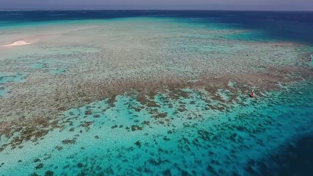 热带岛屿、海滩和泻湖的鸟瞰图视频素材