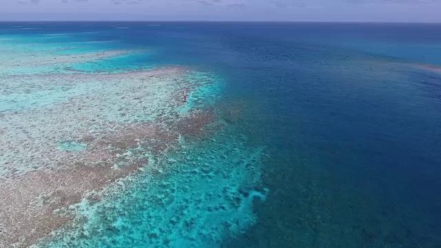 热带岛屿、海滩和泻湖的鸟瞰图视频素材