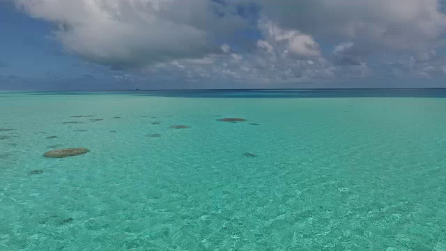 热带泻湖和岛屿的鸟瞰图视频素材