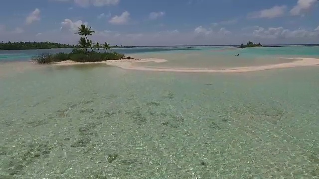 热带泻湖和岛屿的鸟瞰图视频素材